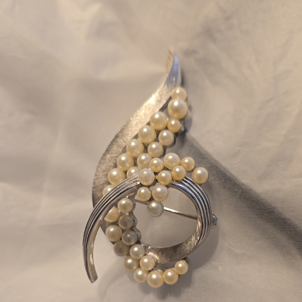 Elegant Silver and Cream Pearl Brooch